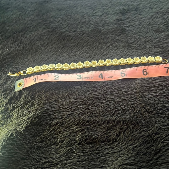 Signed CORO Edelweiss & Rhinestone Gold Tone Authentic Vintage Bracelet 7 inch - Picture 6 of 7